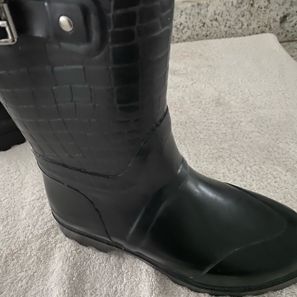 WORN ONCE MICHAEL KORS BLACK RAIN BOOTS WITH LUG SOLE SZ7 - Picture 4 of 5